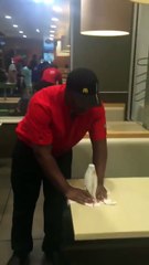 Un employé de McDo piège un client avec un tour de magie bluffant