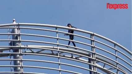 Le Spiderman français escalade une tour de 185 m à la Défense