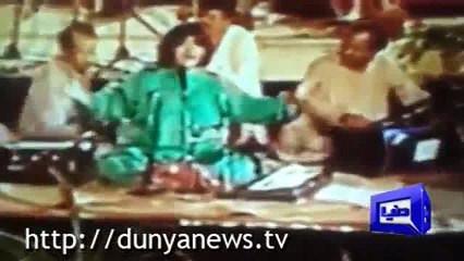 A rare video of Imran Khan dancing with Javed Miandad, Indian actor Vinod Khanna
