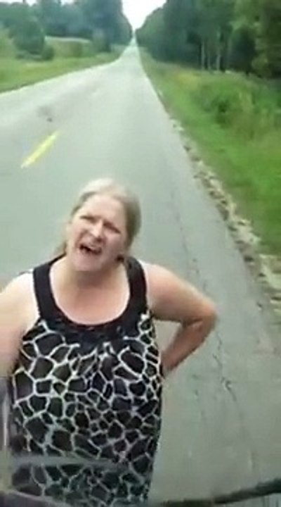 Cette folle s'énèrve contre un éboueur et fait la poule LOL