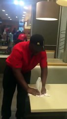 Un employé de McDo piège un client avec un tour de magie