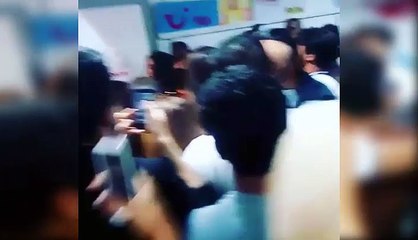 معجبو تامر حسني يلاحقونه داخل مطار تونس قرطاج الدولي