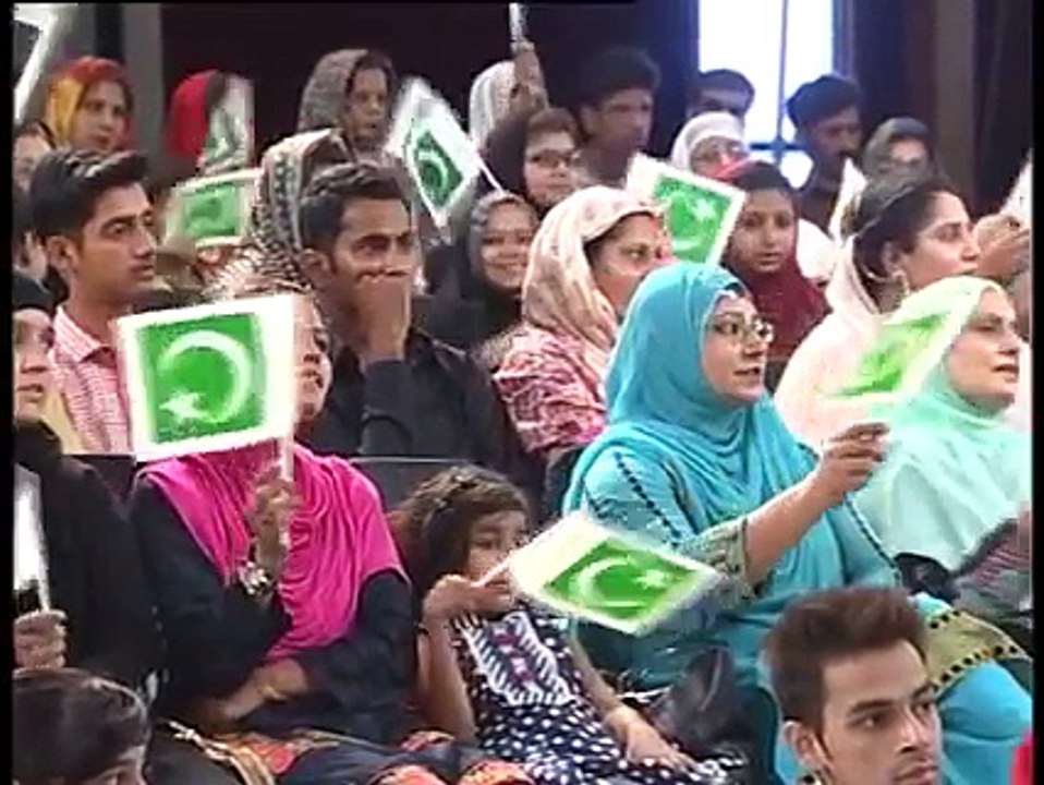 Muniba Mazari crying while singing Ye Watan Tumhara Hai