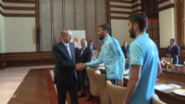 Cumhurbaşkanı Erdoğan, A Milli Futbol Takımı'nı Kabul Etti