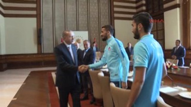 Cumhurbaşkanı Erdoğan, A Milli Futbol Takımı'nı Kabul Etti
