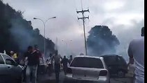 Manifestantes fueron reprimidos con bombas lacrimógenas por la GNB
