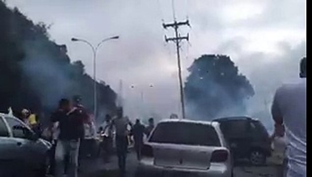Manifestantes fueron reprimidos con bombas lacrimógenas por la GNB