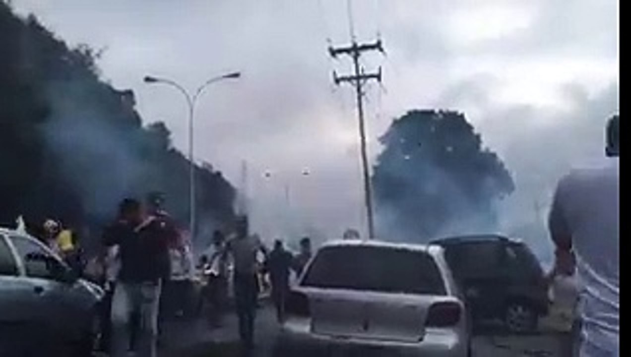 Manifestantes fueron reprimidos con bombas lacrimógenas por la GNB