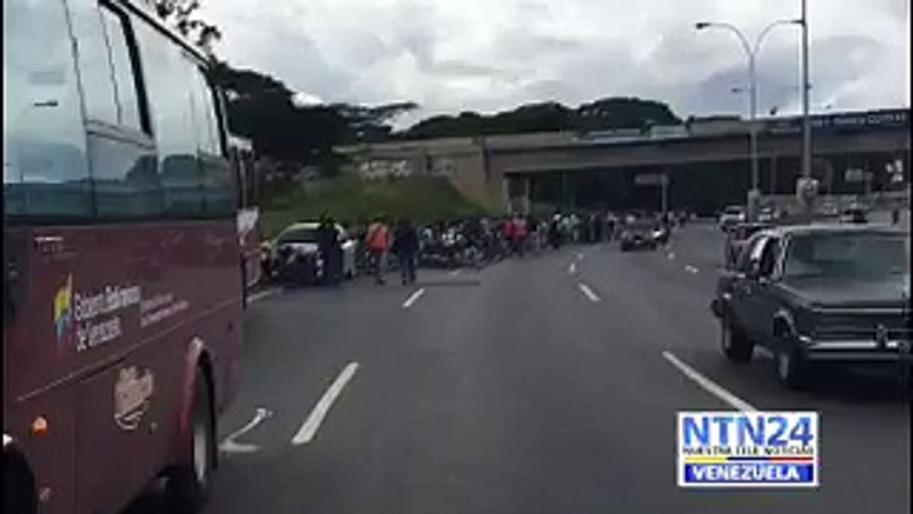 Un grupo de motorizados se encuentra reunido en Los Ruices