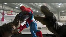 Juguetes Hombre Araña en español , Dibujos Animados Para Niños Spiderman vs dinosaurios video