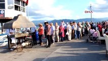 Kocaeli Balık Restoranı Sahipleri Ücretsiz Ekmek Arası Balık Dağıttı
