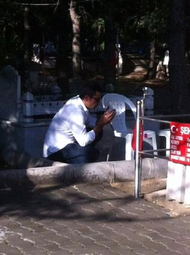 Kenan İmirzalıoğlu, Şehit Ömer Halisdemir'in Kabrini Ziyaret Etti