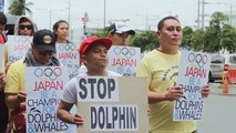 Activistas filipinos protestan contra la caza de delfines en Japón