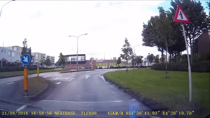 Car smashes into lamp post