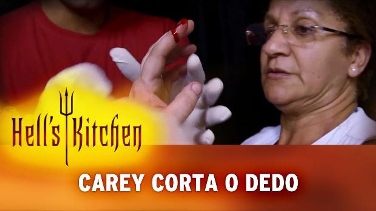 Carey corta o dedo