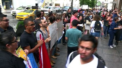 Manifestantes en México y EE.UU. rechazan visita de Trump