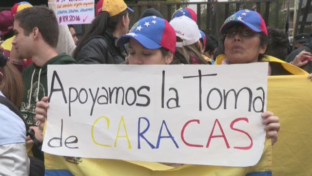 Opositores venezolanos y jóvenes kirchneristas chocan por el revocatorio a Maduro