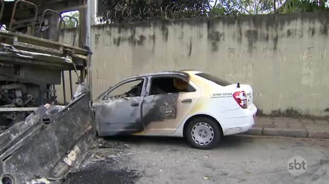 Ônibus e táxi são incendiados dentro do campus da USP