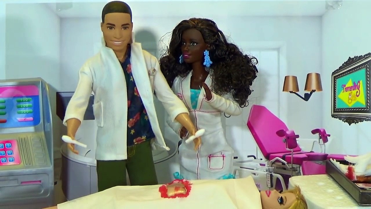 La operación de Barbie ¡¡ a vida o muerte !! - Capítulo #9 - Juguetes Barbie en Español