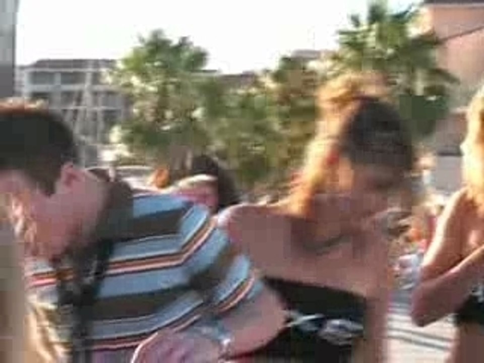 AXE BOAT, Victor et les Axe girls