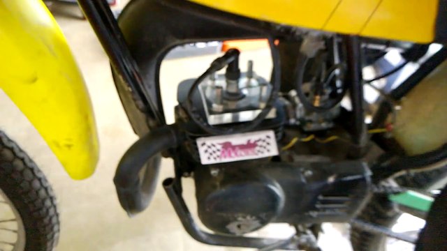 Ce cylindre en verre de moto laisse voir les explosions du moteur