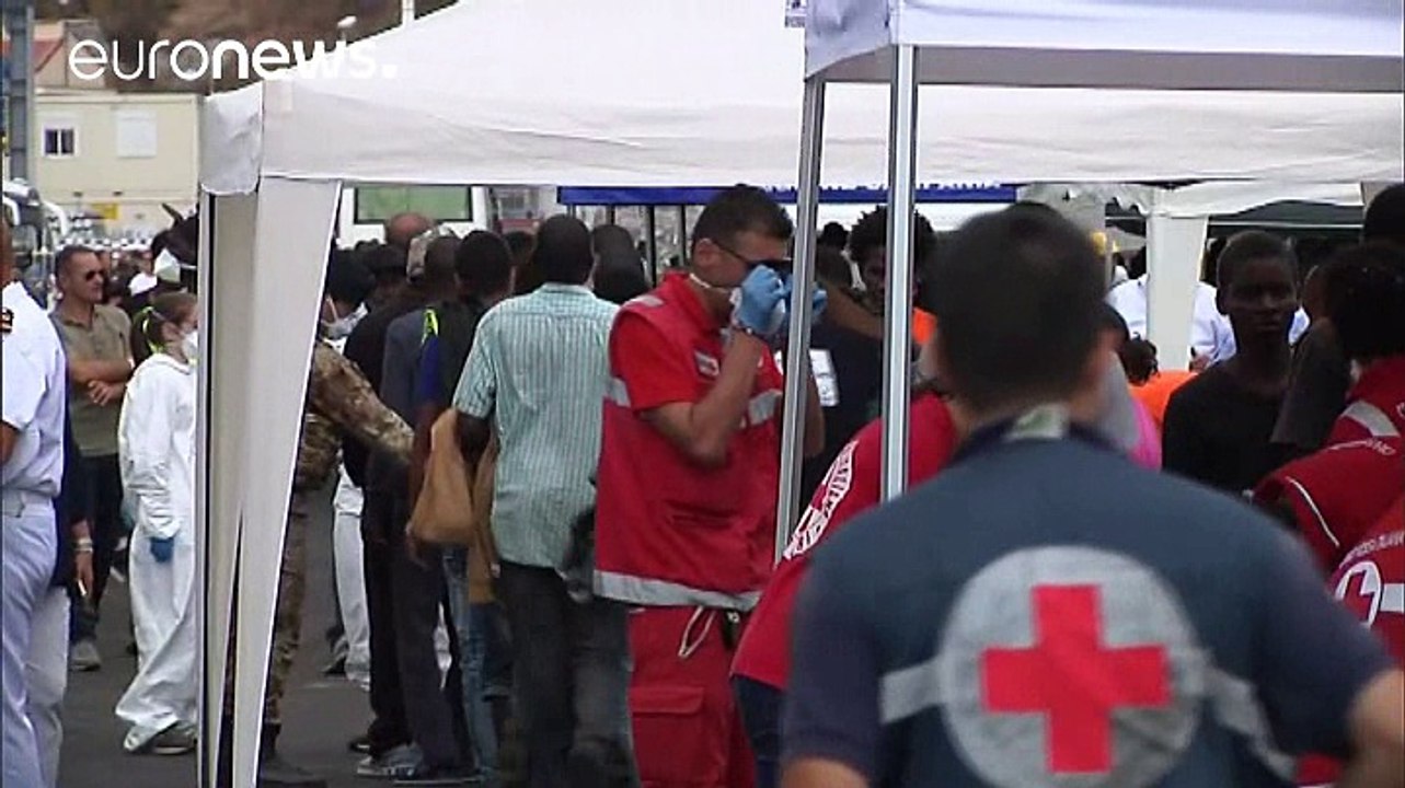 Migranti: sbarchi record, arrestati presunti scafisti