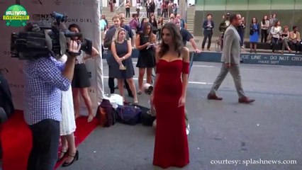 Emily Ratajkowski Flaunts Her H0t Body & CLEAVAGE