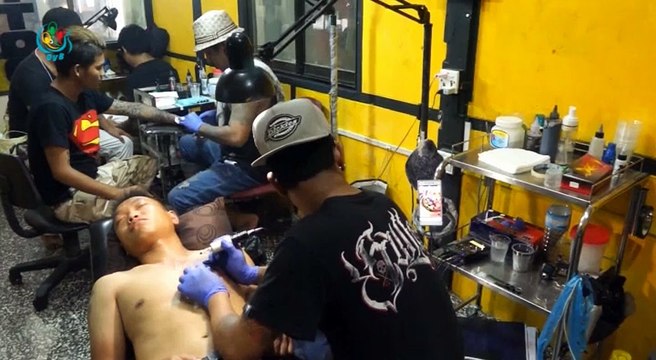 DVB - တက္တူး ထိုးသူေတြ အေရျပားေရာဂါအျဖစ္မ်ားတာ အရည္အေသြး မမွီတာေၾကာင့္လို႔ တက္တူးဆရာေတြက ေျပာ