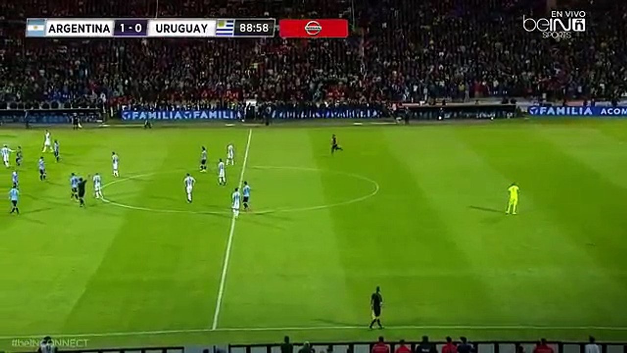 Lionel Messi abraza a un aficionado durante el Argentina vs Uruguay 1-0