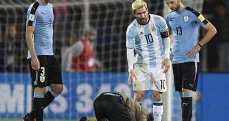 Taraftar Sahaya Atladı, Messi'nin Ayaklarına Kapanmak İstedi