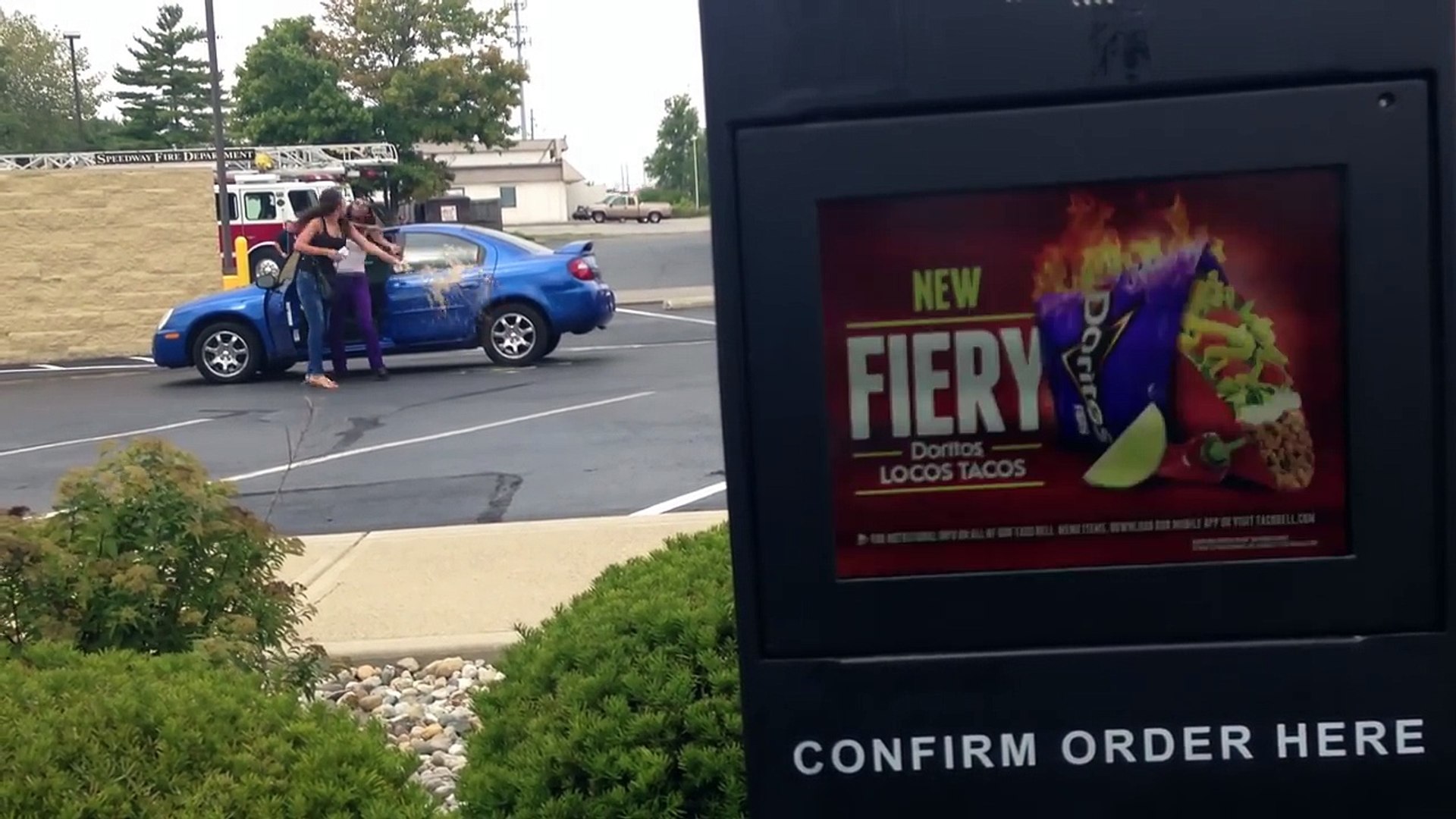 Guy calmly orders food at Taco Bell drive thru while filming 2 girls  fighting - video Dailymotion