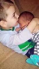 Cet enfant de 3 ans s'occupe de son petit frère... Adorable