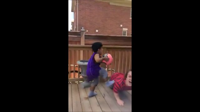 Des nains marquent un dunk au Basketball au ralenti !