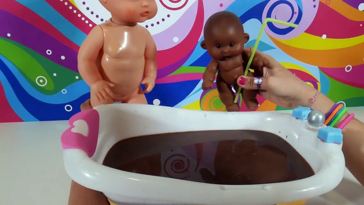La bebé Luci y Martina se bañan en chocolate - Capítulo #19 - Nenuco juguetes en español