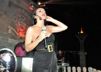 Gülşen, Karnı Burnunda Sahneye Çıktı