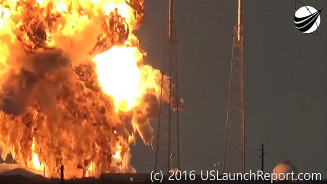 Une fusée Falcon 9 explose