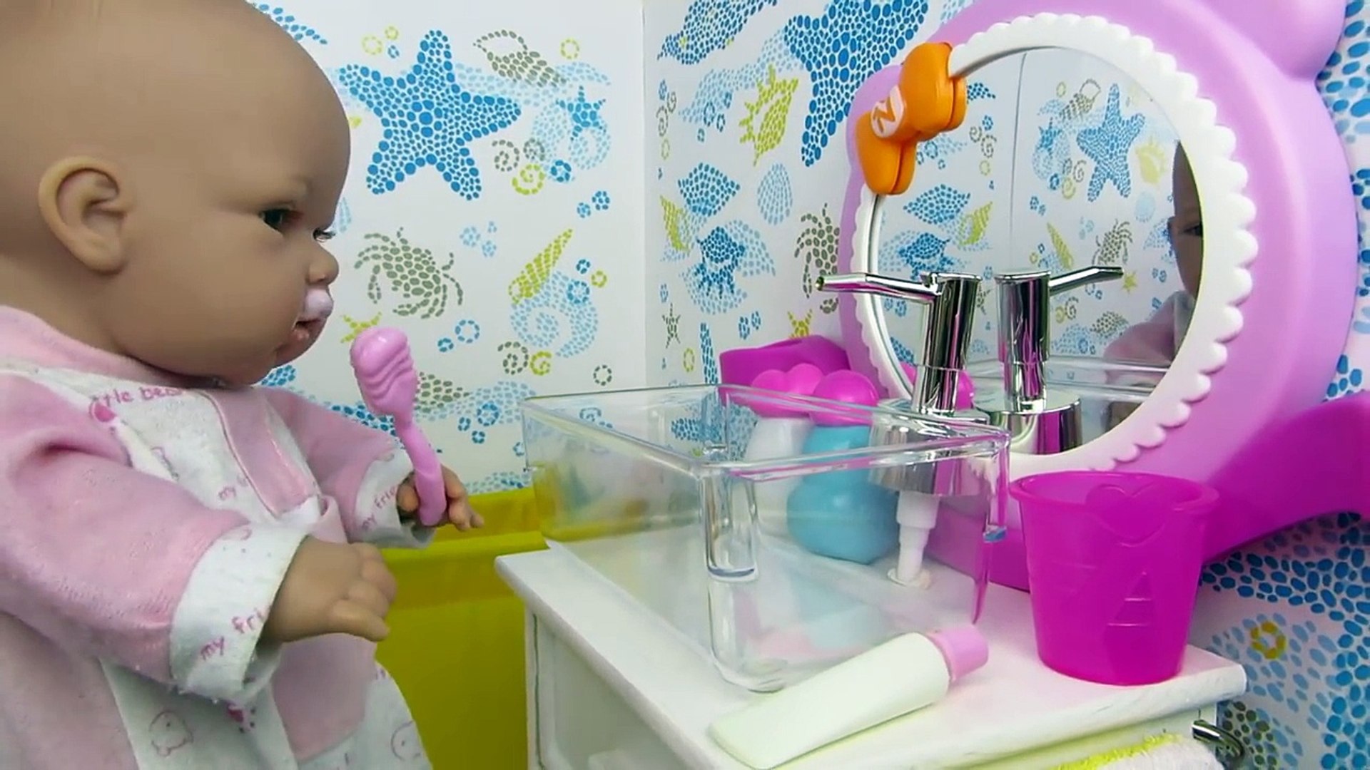 Aventuras de la bebé en Mundo Juguetes en español, a la muñeca bebé Lucía  se le cae un diente - Dailymotion Video
