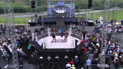 Un combattant en armure se prend un KO pendant un combat médiéval sur un ring