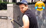 Un homme coupe les perches à selfies des vacanciers