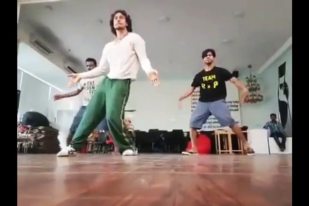 Video Tiger Shroff Dance on Beat Pe Booty Song