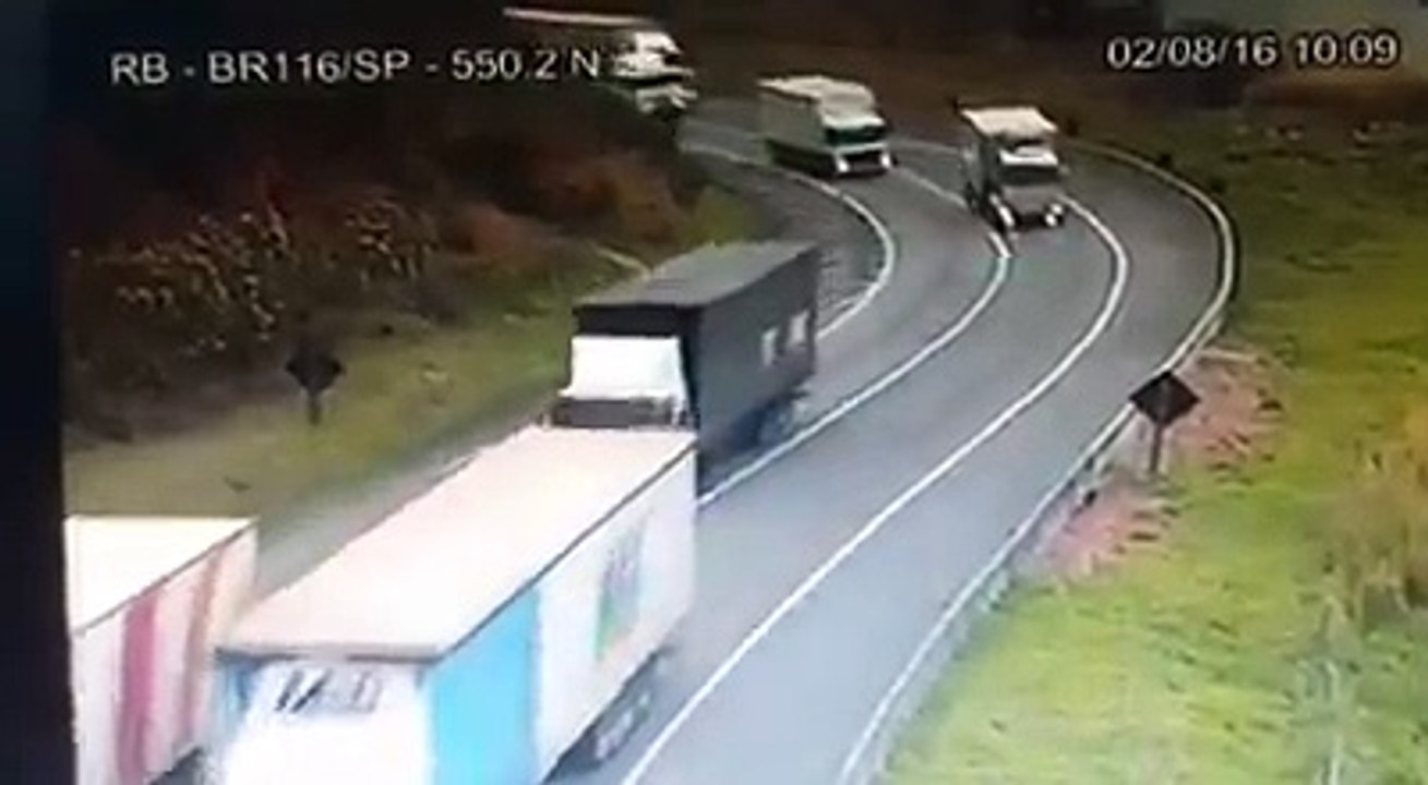 vrachtwagen uit de bocht scania volvo daf mercedes