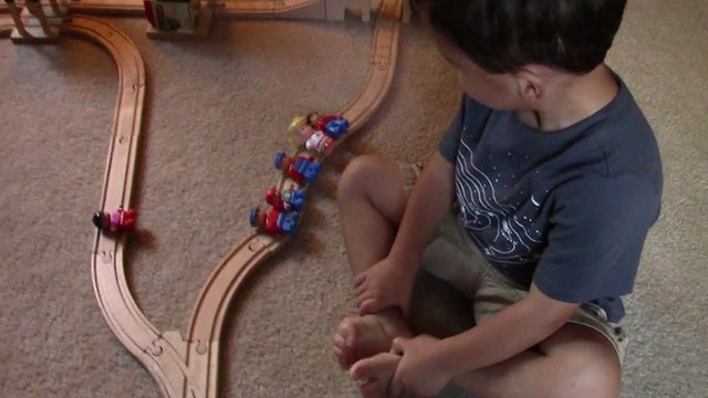Un petit garçon se soumet au dilemme du tramway