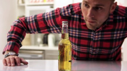 Aprenda a abrir uma cerveja sem lhe tocar!