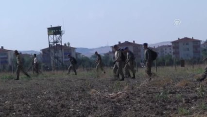 Darbeci Askerler Malzemelerini Tarlada Bırakıp Kaçtı