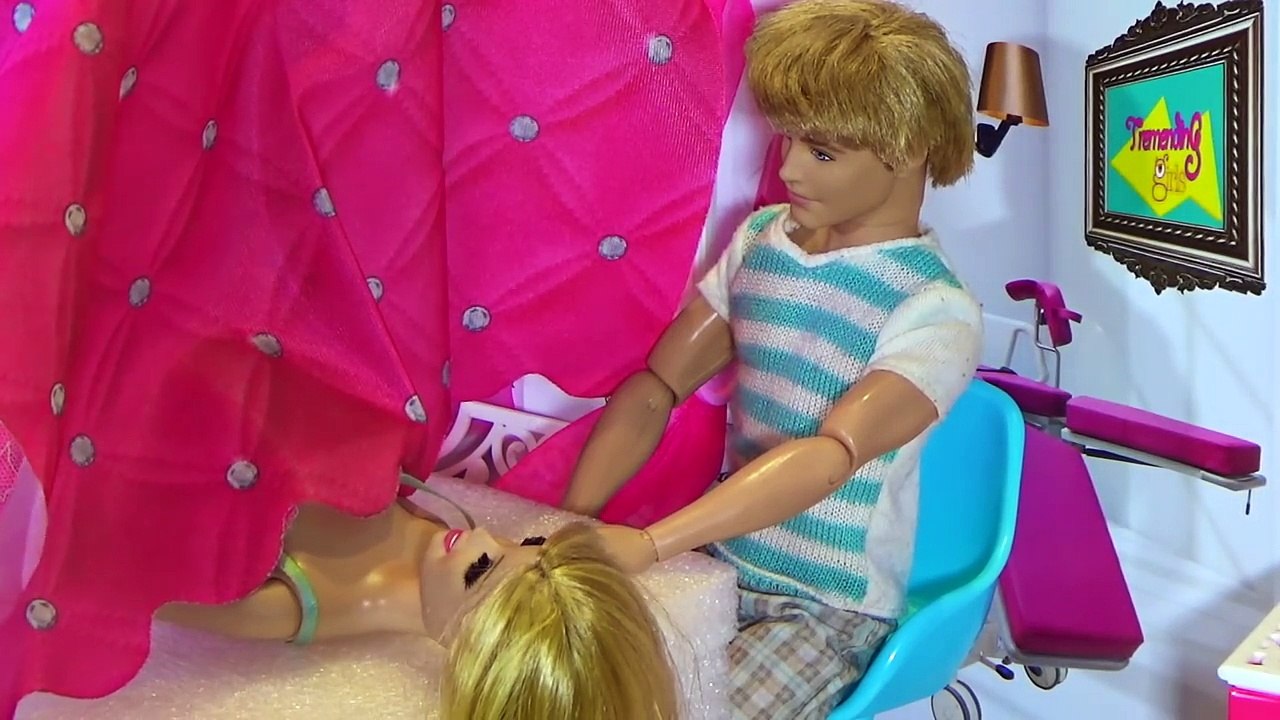 El Parto de Barbie - Barbie y Ken van al hospital para el nacimiento de sus bebés - Capitulo #5