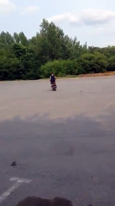 Il perd sa roue en plein wheeling... OUTCH !