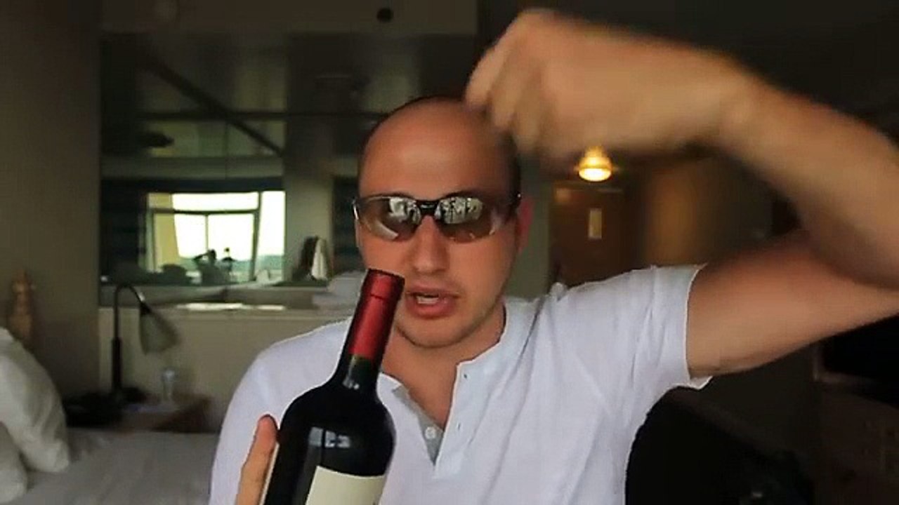 Ecco come aprire una bottiglia di vino con una chiave