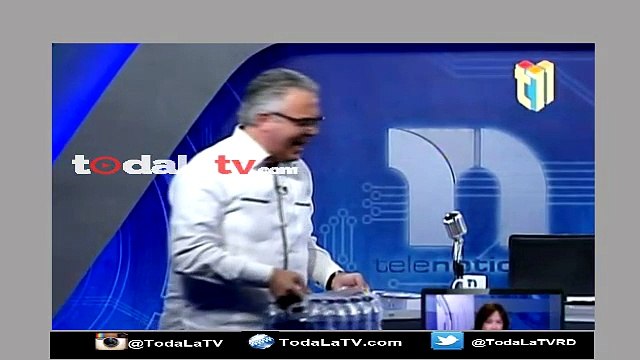 Roberto Cavada Dona botellitas de agua Para Sonia Mateo -Telenoticias-Video