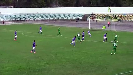 لاعب يسجل هدف بطريقة رائعة