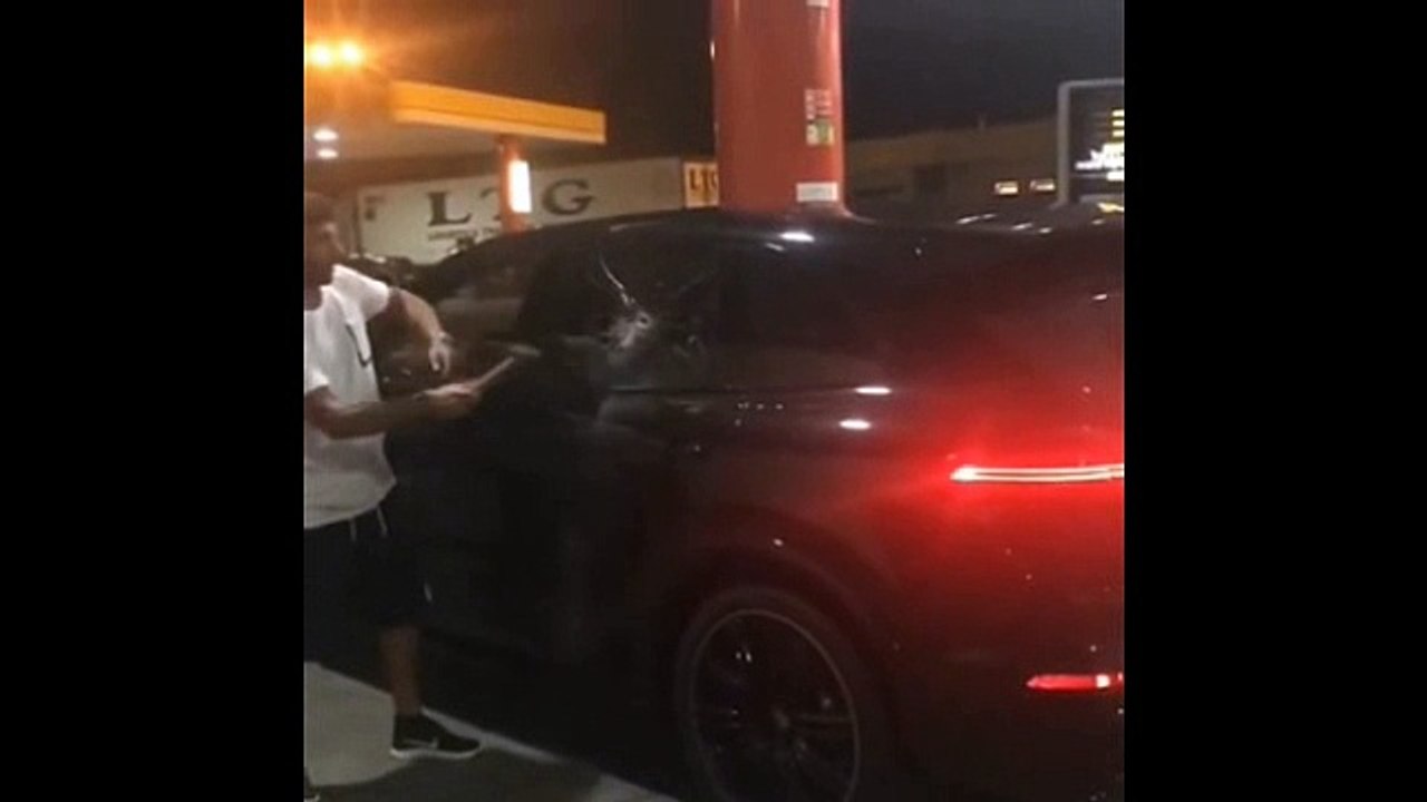 Ünlü motosikletçi Porsche'a acımadı